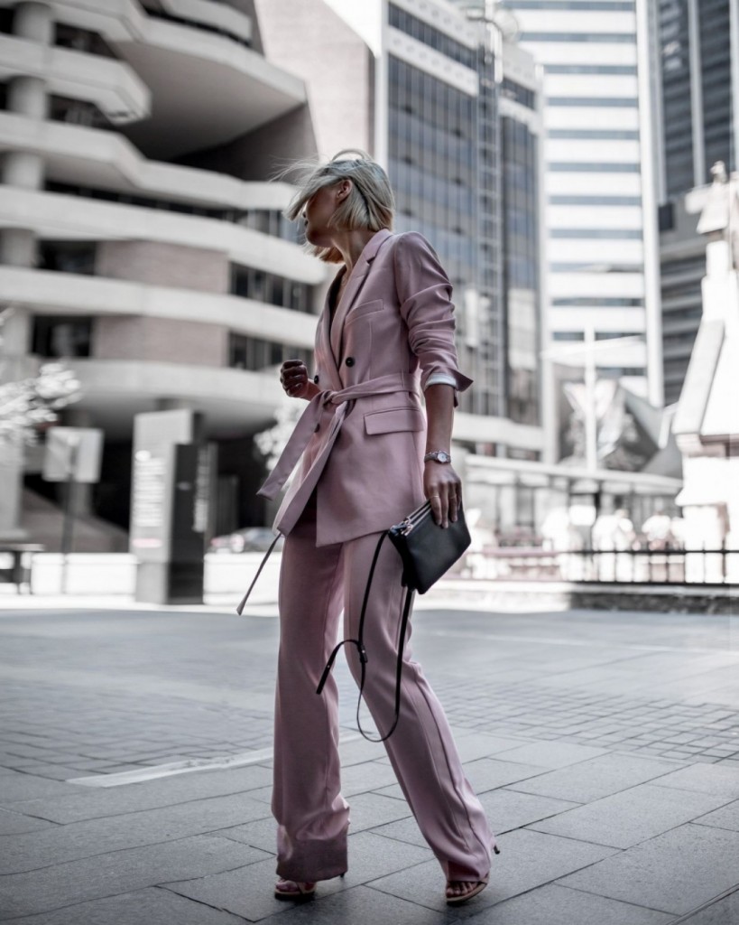 7-Suits-that-you-should-have-in-your-closet-ivaniasmode-1405x1757